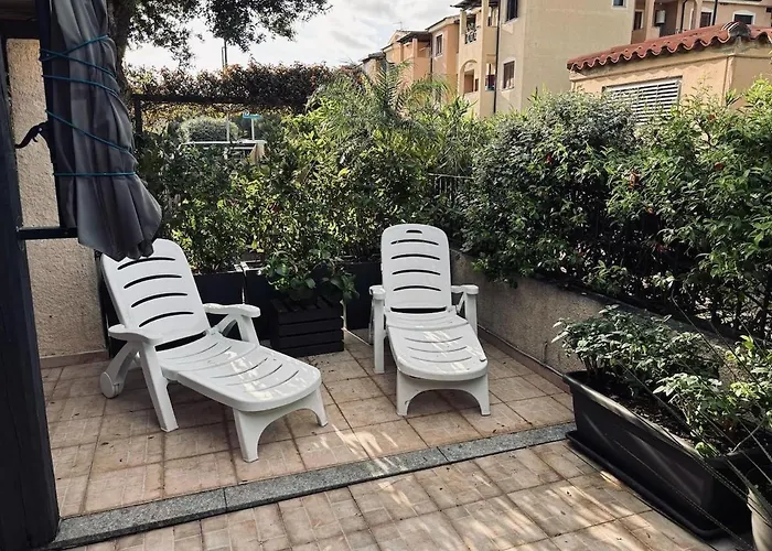 Relax In With Private Garden 2 Bedrooms * Ольбия
